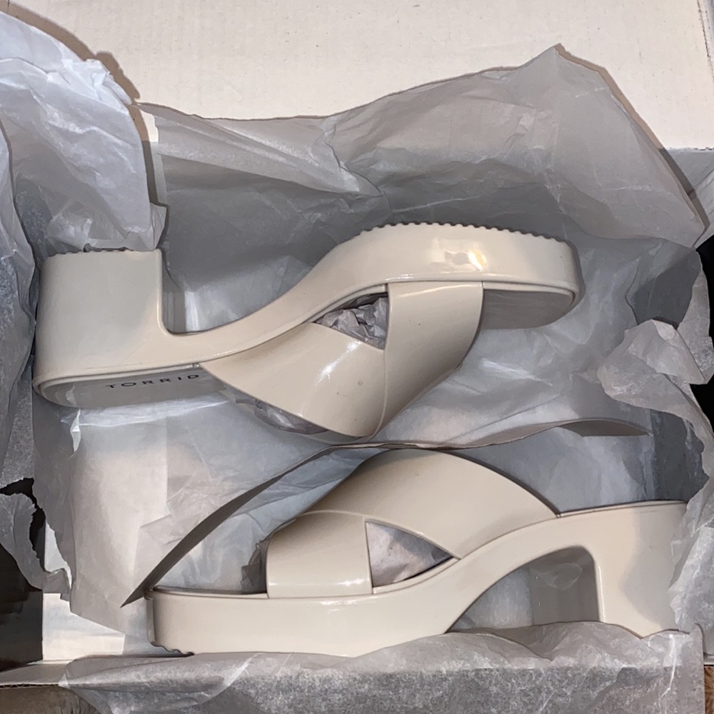 NWT TORRID WW Jelly Criss Cross Heel Sandal - Cream - Picture 6 of 10